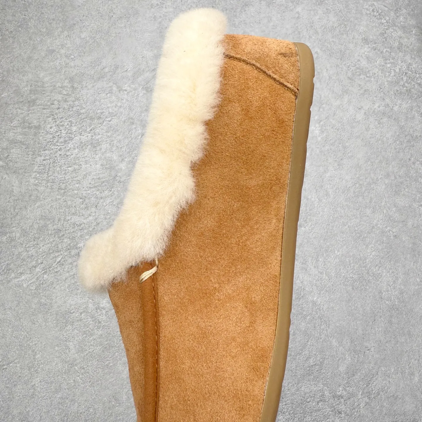 💰480 UGG 1391 Autumn and winter sheepskin and fur integrated snow boots. All shoes are made of ZP same factory. Longfeng A-grade Australian imported sheepskin and fur integrated brand OEM production line. Fully follow the ZP process. OEM original pattern maker. Adhering to the principle of no original shoes and no development selection. Pay attention to every detail. The most authentic TREADLITE "light wing" technology outsole on the market. Lightweight/durable/flexible/pile type [solemn after-sales commitment] If there are major quality problems such as degumming/broken bottom within one month, we will directly replace it with a new one for you! Size: 35 36 37 38 39 40